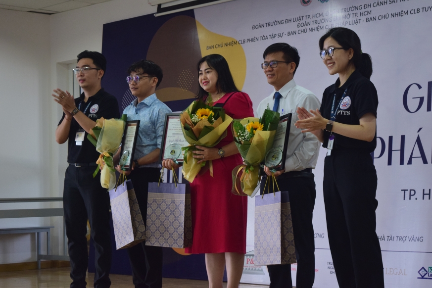 Vụ bé trai đá bóng gây tai nạn chết người: Ai chịu trách nhiệm? Ý kiến LS Hùng trên PLO